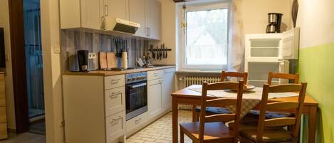 Kühlschrank, Wasserkocher mit Kaffee-/Teezubehör, Hochstuhl