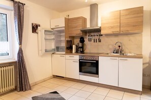 Geladeira, cafeteira/chaleira, cadeirão de bebê