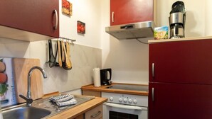 Una cocina con un lavamanos, estufa y armarios.