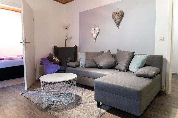 Living area - Reiterhof Finkenmühle apartment Sancho with fireplace (Weißenstadt)