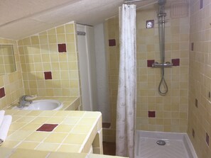 Haartrockner, Handtücher, Seife, Toilettenpapier