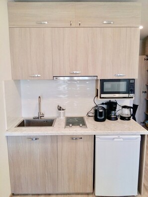 Réfrigérateur, four à micro-ondes, surface de cuisson