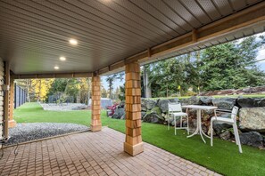 Outdoor dining - Mountain Retreat (North Saanich)