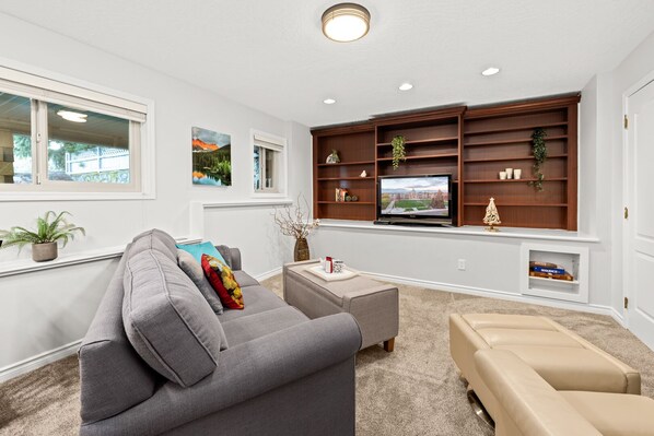 TV, offices - Mountain Retreat (North Saanich)