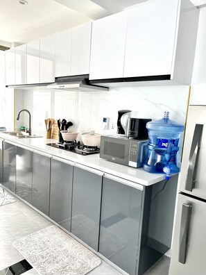 Kühlschrank, Mikrowelle, Herdplatte, Wasserkocher