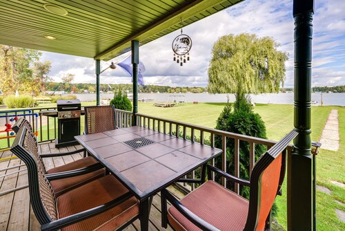Lakefront Home~Hess Lake. Game room, fire pit, kayaks, great views, large yard