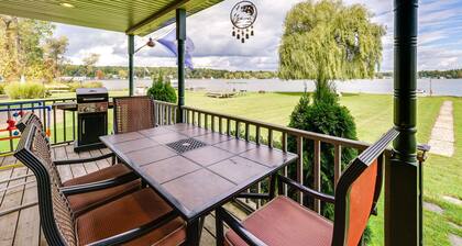 Lakefront Home~Hess Lake. Game room, fire pit, kayaks, great views, large yard