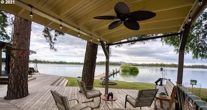 Beautiful Lakehouse on Pine Hollow Reservoir. Dog Friendly
