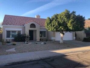Exterior - Quiet, Clean Home In South Phoenix/Ahwatukee (Phoenix)