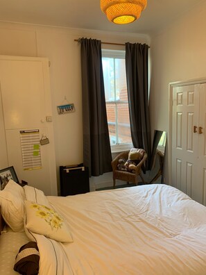 2 bedrooms, desk, iron/ironing board, WiFi - Beautiful North London Flat with Gorgeous Views and a Quaint Neighborhood (London)