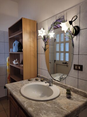 Dusche, umweltfreundliche Kosmetikartikel, Haartrockner, Bidet