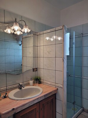 Douche, articles de toilette écologiques, sèche-cheveux, bidet