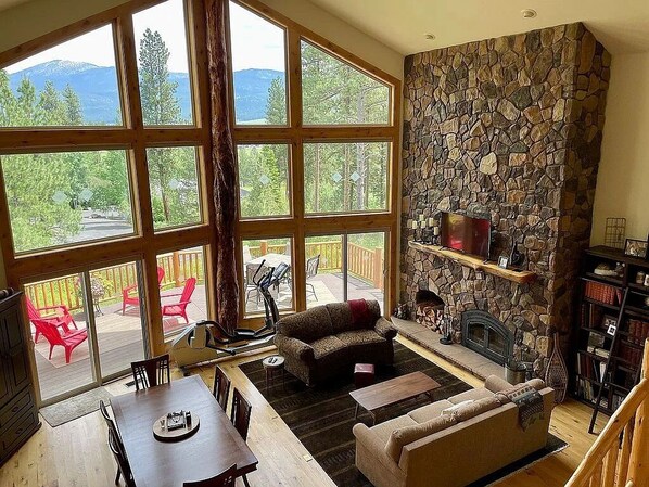 Smart TV, fireplace - Splendid and Comfortable Retreat in Meadows Valley. Views of Brundage Mountain. (New Meadows)