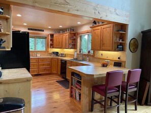 Fridge, microwave, oven, stovetop - Splendid and Comfortable Retreat in Meadows Valley. Views of Brundage Mountain. (New Meadows)