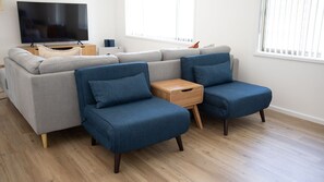 Una Smart TV, una oficina, una impresora