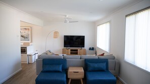 Una Smart TV, una oficina, una impresora