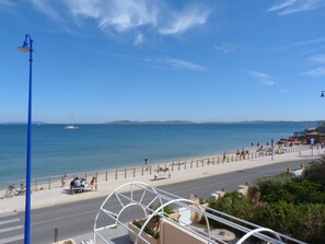 On the beach - Seafront studio with a stuning view, Résience Bona vue mer panaramique (Hyères)