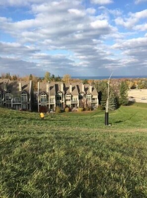 Exterior - Ridge Retreat - Ground floor 2 bdrm - close to golf, hiking & Village at Blue (The Blue Mountains)