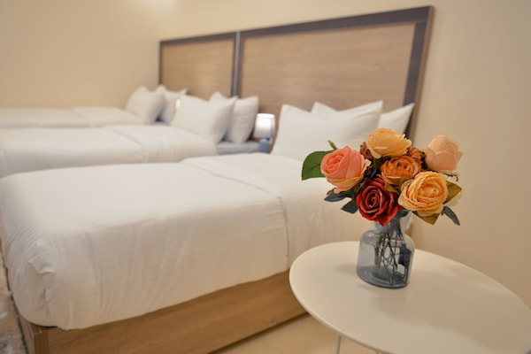 Kolmen hengen comfort-huone | Egyptinpuuvillaiset lakanat, ylelliset vuodevaatteet, työpöytä