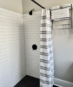 Dusj, hårføner, håndklær og såpe