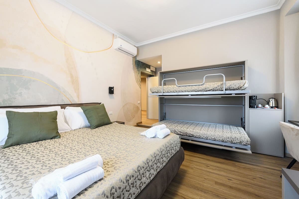 Deluxe Quadruple Room | Peti besi dalam bilik, langsir/tirai gelap terus, kalis bunyi 