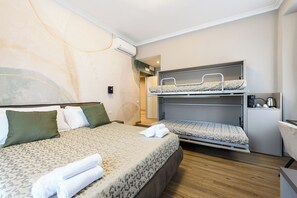 Deluxe Quadruple Room | In-room safe, blackout curtains, iron/ironing board, free WiFi - BB Castropretorio (Rome)