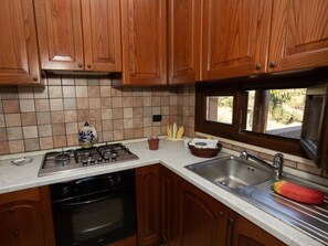 Fridge, oven, stovetop, cookware/dishes/utensils - Appartamento Delizia - Sciacca (Sciacca)