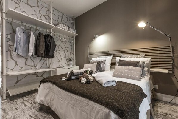 ستائر تعتيم ومكواة/لوح كي وواي فاي مجانًا