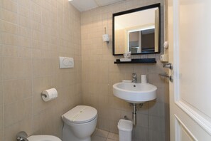 Comfort Double Room | Bathroom | Hair dryer, towels, soap, shampoo - A-Rome Suite  (Roma)