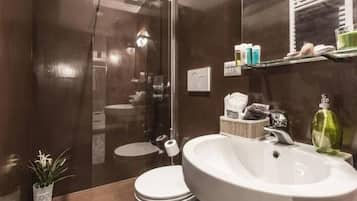 Comfort Double or Twin Room | Bathroom | Hair dryer, towels, soap, shampoo