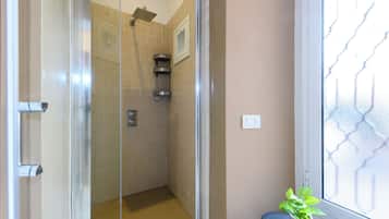 Comfort Double Room | Bathroom | Hair dryer, towels, soap, shampoo