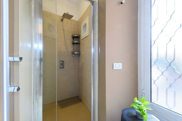 Comfort Double Room | Bathroom | Hair dryer, towels, soap, shampoo - A-Rome Suite (Roma)