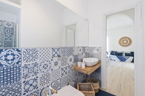Een douche, een haardroger, een bidet, handdoeken