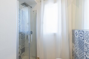 Bruser, hårtørrer, bidet, håndklæder