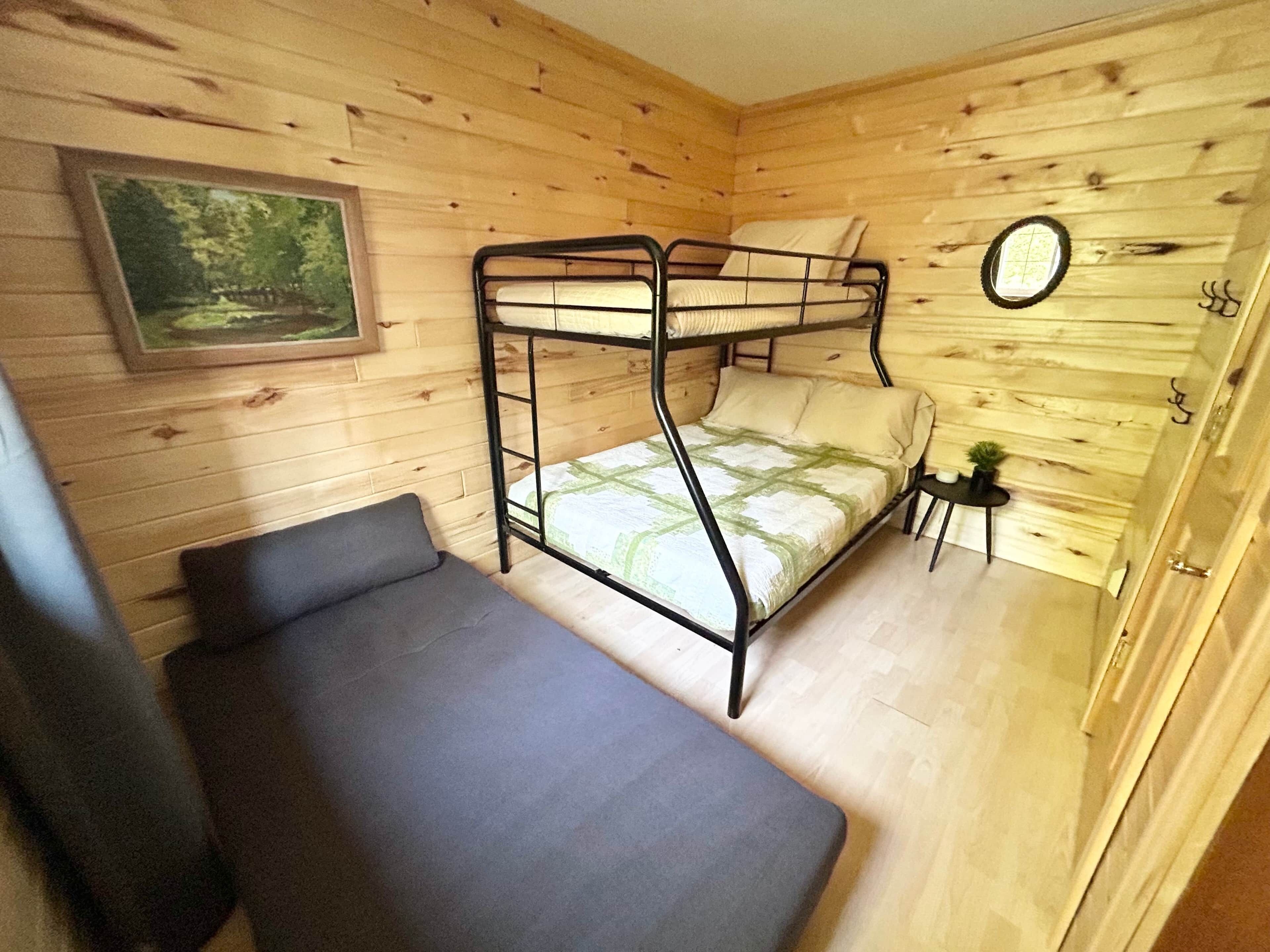 3 chambres, bureau, fer et planche à repasser, accès au Wi-Fi (inclus)