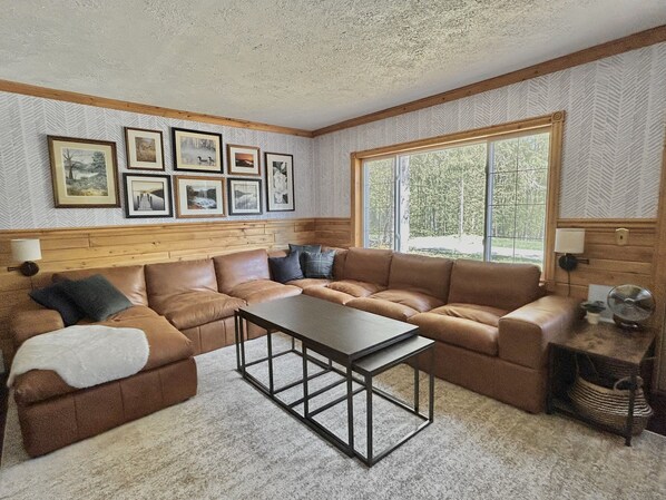 Smart TV, fireplace, DVD player, ping pong