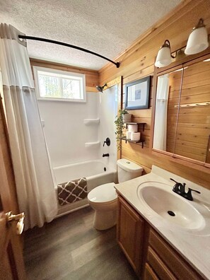 Douche, séchoir à cheveux, serviettes fournies, savon