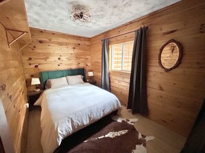 3 bedrooms, desk, iron/ironing board, free WiFi