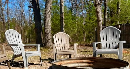 Charming cabin with lake access and kayaks! Boat slip included - see details