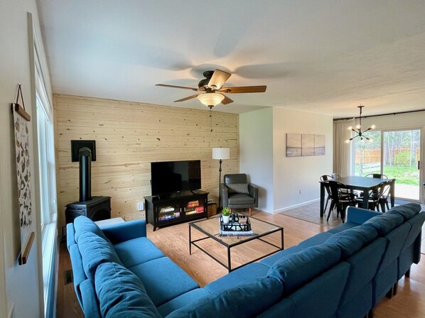 Smart TV, chimenea, futbolito, mesa de ping pong