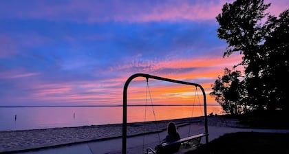 Torch Lake Home: AC, arcades, game room, 3 min to Torch Lake! Bring your boat!
