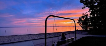 Torch Lake Home: AC, arcades, game room, 3 min to Torch Lake! Bring your boat!