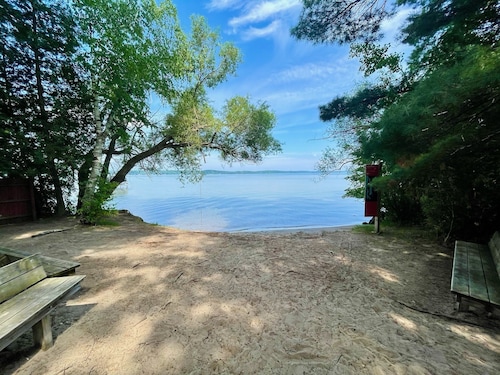 Torch Lake Home: AC, arcades, game room, 3 min to Torch Lake! Bring your boat!
