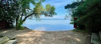Torch Lake Home: AC, arcades, game room, 3 min to Torch Lake! Bring your boat!