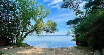 Torch Lake Home: AC, arcades, game room, 3 min to Torch Lake! Bring your boat!