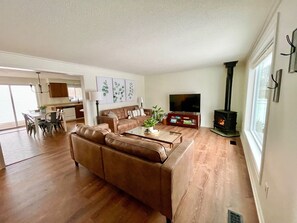 TV connectée, cheminée, table de tennis de table