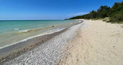 East Jordan Retreat: woodsy setting, game room, AC, deck, hammocks, fire pit!