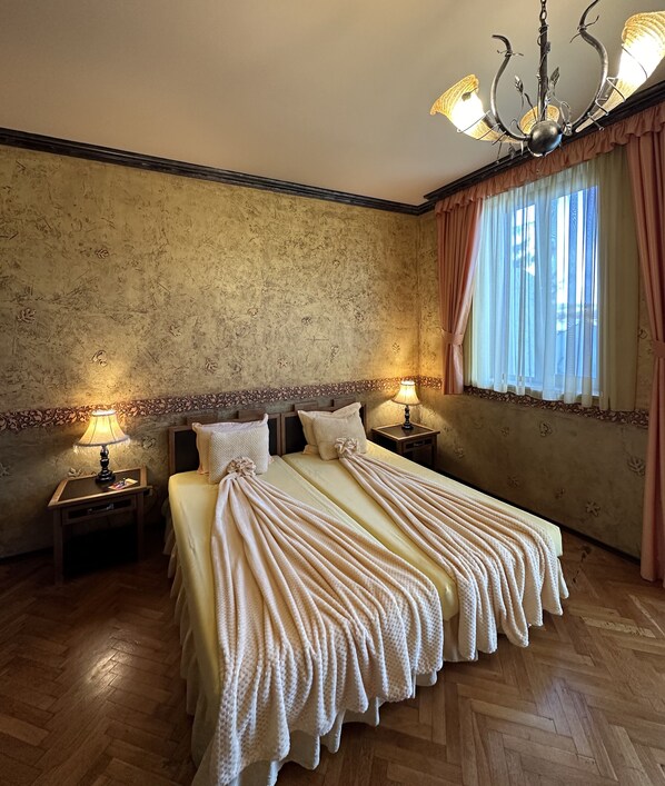 4 bedrooms, iron/ironing board, WiFi, bed sheets