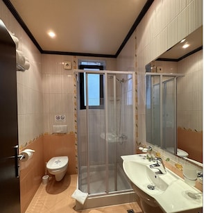 Douche, sèche-cheveux, serviettes fournies, savon