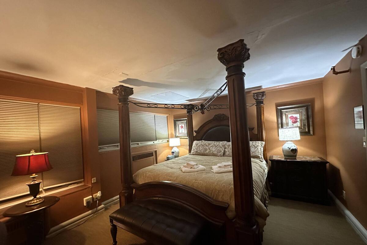Luxe tweepersoonskamer, 1 kingsize bed, uitzicht op binnenplaats | Individueel gedecoreerd, individueel gemeubileerd